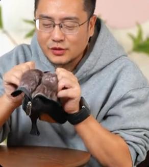 上了高跟鞋奇迹般东山再起5个月赚12亿凯发K8国际娱乐负债500万后大叔穿(图5)
