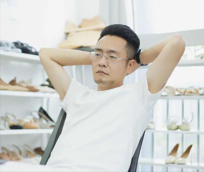 上了高跟鞋奇迹般东山再起5个月赚12亿凯发K8国际娱乐负债500万后大叔穿(图4)