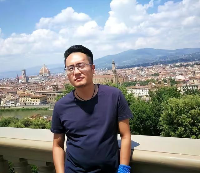 上了高跟鞋奇迹般东山再起5个月赚12亿凯发K8国际娱乐负债500万后大叔穿(图13)